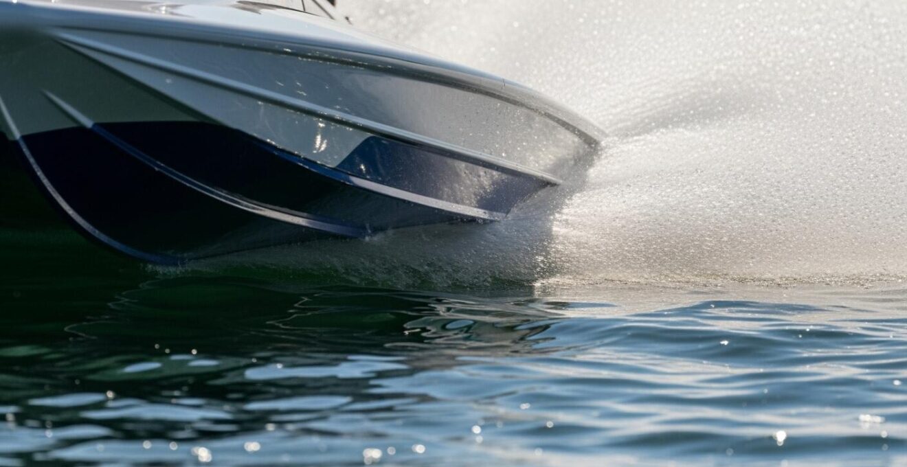 Vue macro d’une carène planante montrant la forme en V et interaction avec l’eau