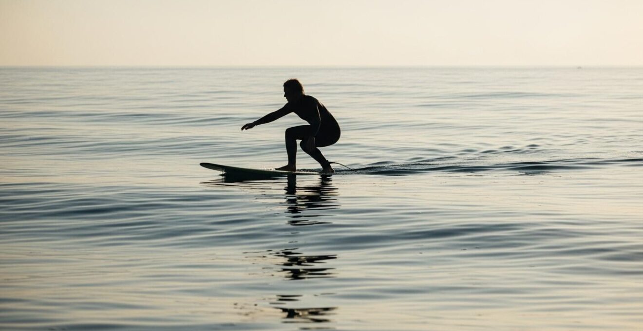 Image symbolique représentant la connexion entre un pratiquant de sport nautique, l'eau et le vent