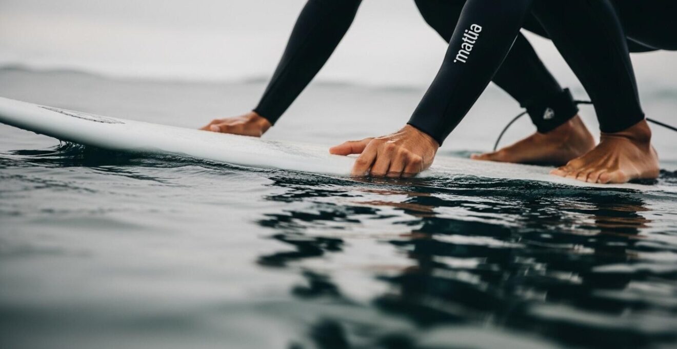 Surfeur ressentant les mouvements de l'eau et du vent en interaction intime